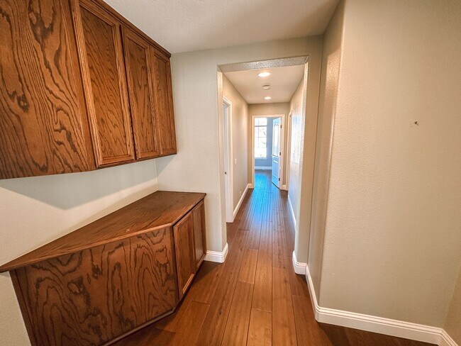 Building Photo - Pleasanton home available now!