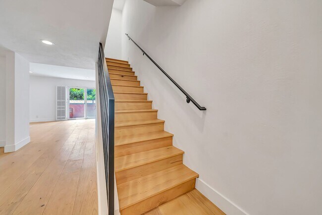 Building Photo - 4424 Coldwater Canyon Ave