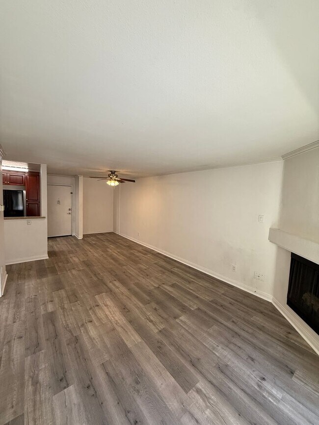 Building Photo - Modern 1BD/1BA Condo at The Met Warner Center! Ready for Move-In!