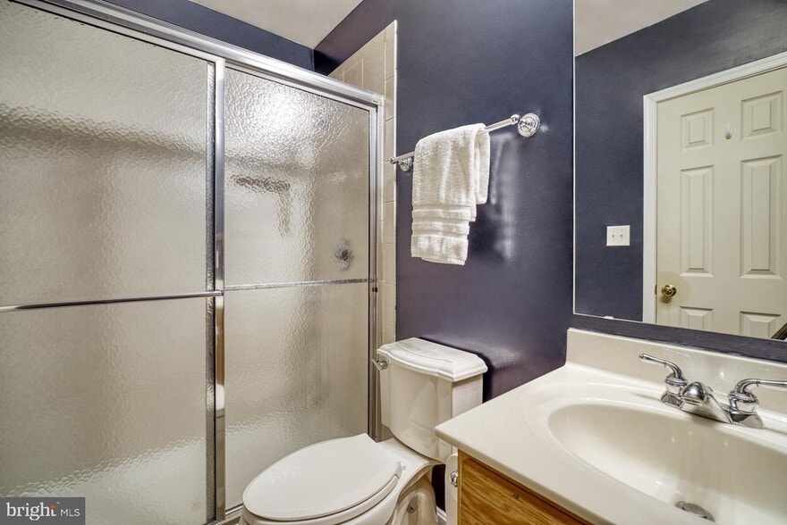 Full bathroom - 11598 Tolson Plz