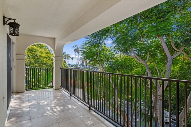 Building Photo - 450 Por La Mar Cir