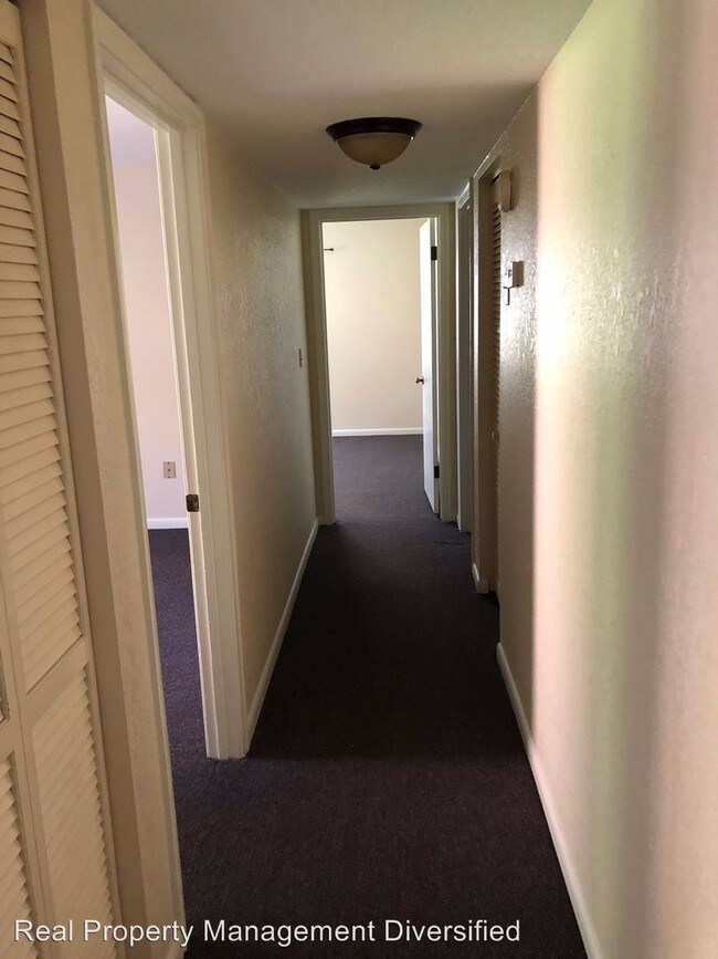 Building Photo - 1302 NE 33rd Ave