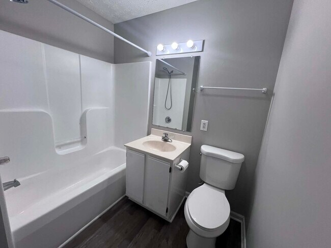 Building Photo - 41 Pine Dr