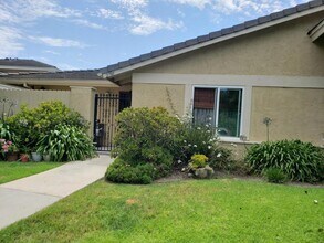 Building Photo - Gorgeous Single Story 3 bedroom Condominium