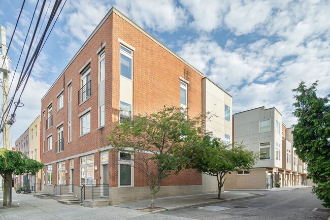 Building Photo - 806 Christian St