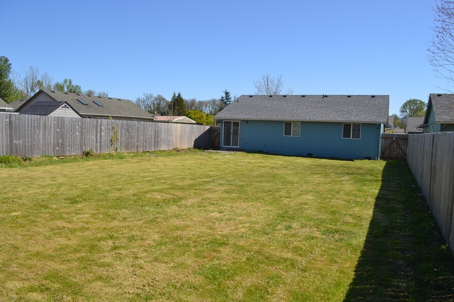 Fenced back yard - 1325 River Oak Rd