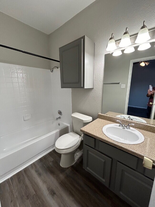 Building Photo - Updated 2 Bed/2 Bath North Austin Condo with Rare Greenbelt Views