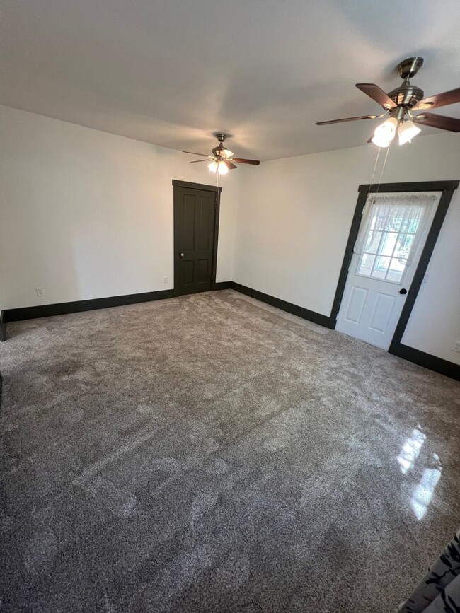 Building Photo - 2 Bed 1 Bath Newly Remodeled Home w/ Fence...