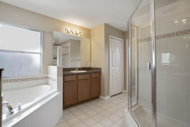 Building Photo - Spacious 4/3 House With 3-Car Garage In Th...