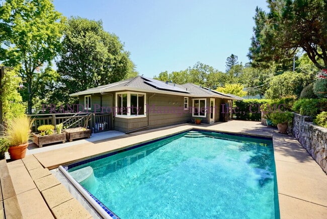 Building Photo - 10 Idalia Ct