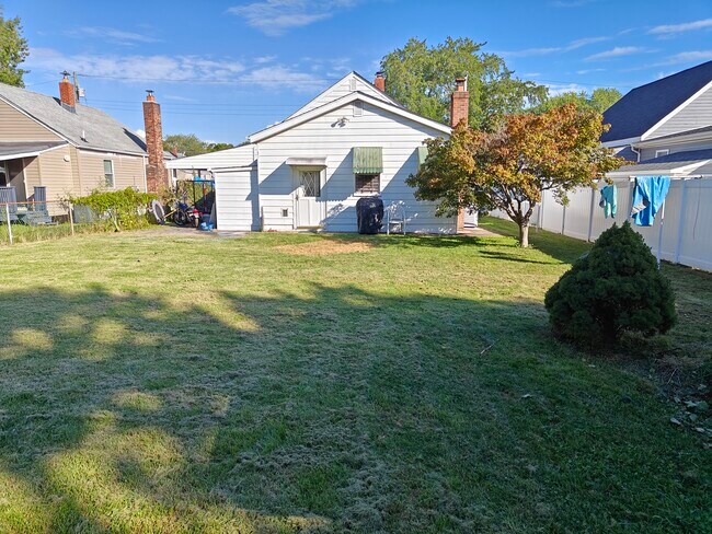 Building Photo - 7605 Poplar Rd
