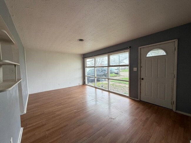 Building Photo - 411 Pinewood Ave