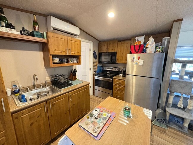 Building Photo - 910 Cedar Village Ln