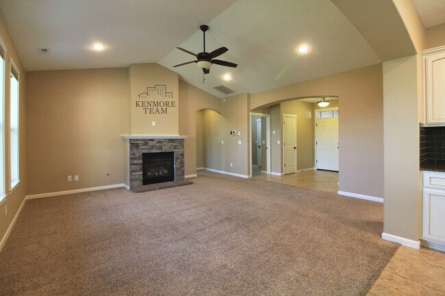 Building Photo - 3 Bed/2 Bath West Kennewick Home