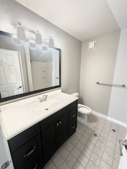 Building Photo - 807 Hickory Cir