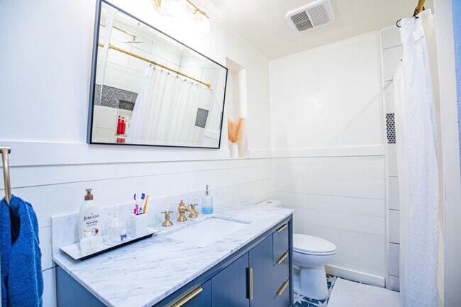 Building Photo - 4 Bedroom 2 Bathroom