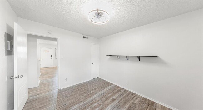 Building Photo - 2401 Manor Rd