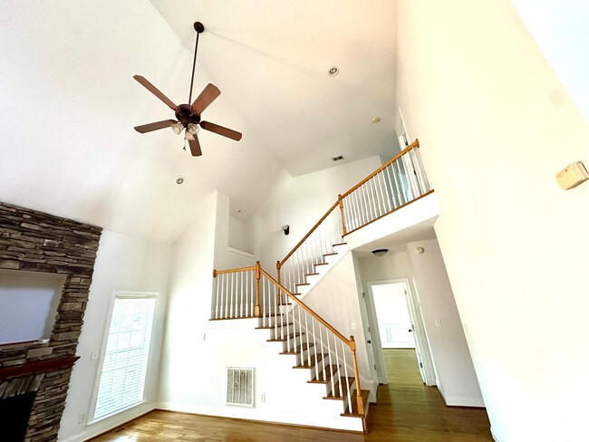 Building Photo - 4852 Knollview Dr