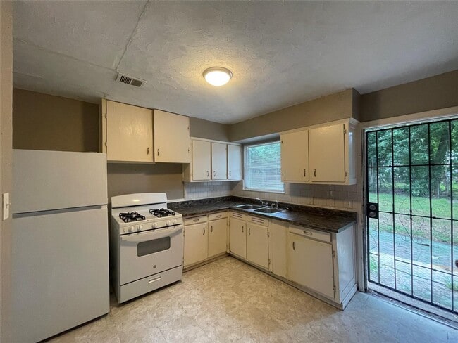 Building Photo - 5314 Dewberry St