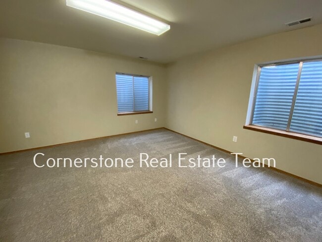 Building Photo - 1345 Coolcrest Dr