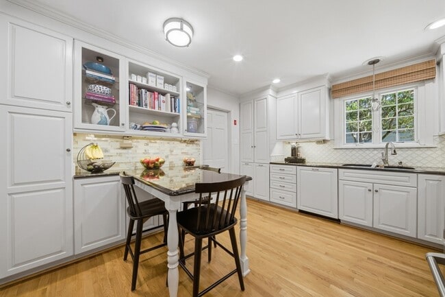 Building Photo - 1402 Trouville Ave