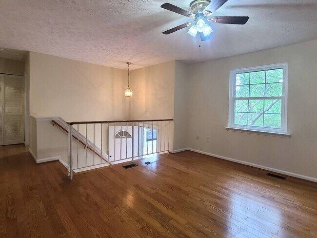 Building Photo - 3 BR, 2 BA Home with Garage and Fenced Yard
