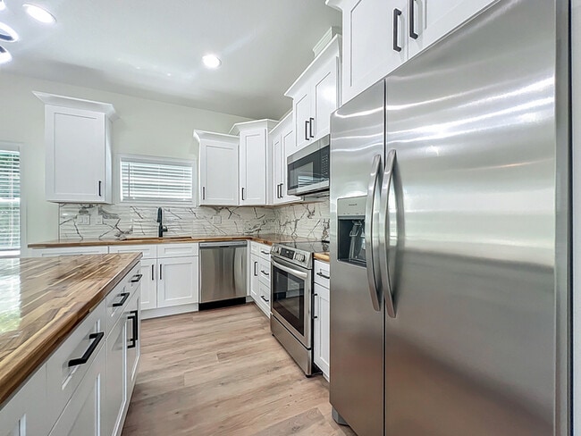 Building Photo - AUGUST MOVE IN SPECIAL: $500 off on 2nd MO...