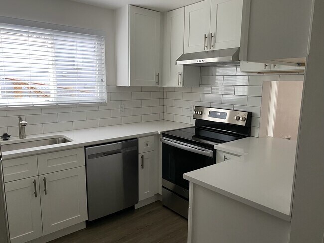 Building Photo - Golden View Apartments