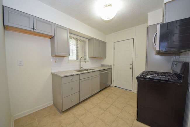 Building Photo - MUST SEE Luxury Condo in the heart of Midt...