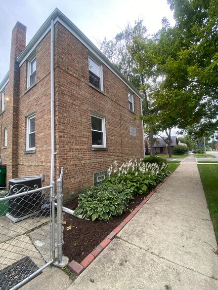 Building Photo - 735 Hull Ave