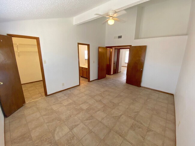 Building Photo - Northeast El Paso 3bed/2bath with Mountain...