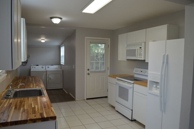 Building Photo - 2 bedroom 1 bath Renovated Patio Home for ...