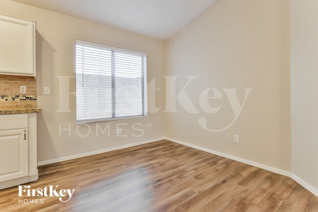 Building Photo - 425 W Jersey Way