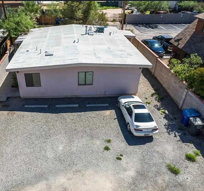 Primary Photo - 1330 E 10th St