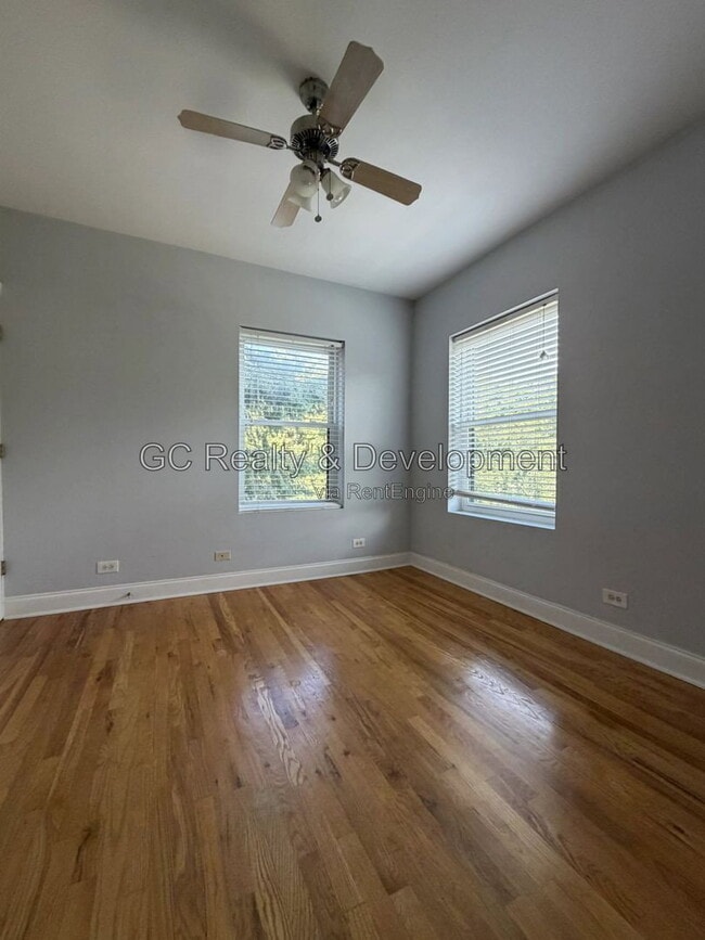 Building Photo - 702 Reba Pl