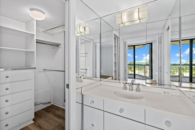 Building Photo - 2425 Presidential Way