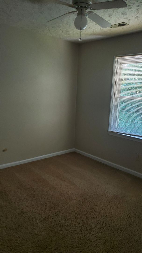 Building Photo - 1547 Londonderry Pl