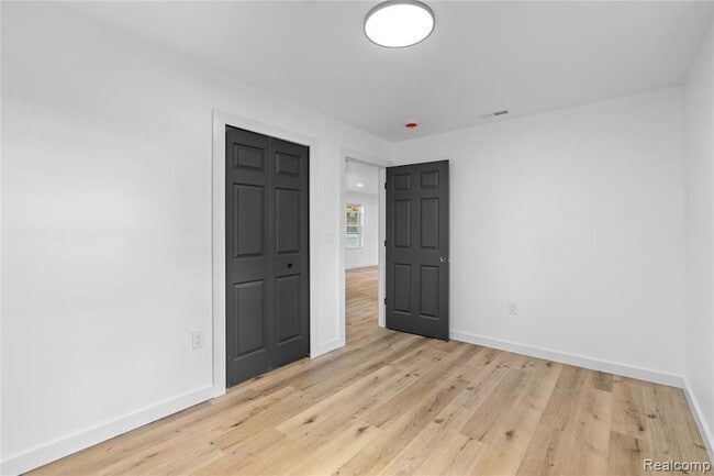 Building Photo - 1445 N Seymour Rd