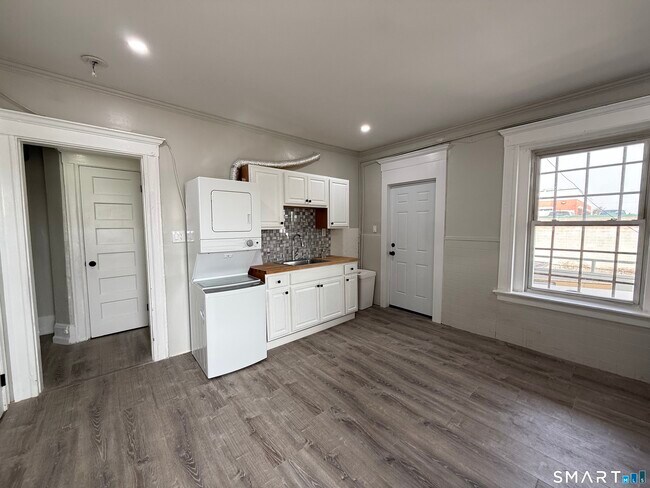 Building Photo - 483 Barnum Ave