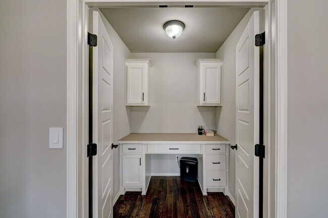 Building Photo - Beautiful Fully Furnished Home in Broken Arrow!