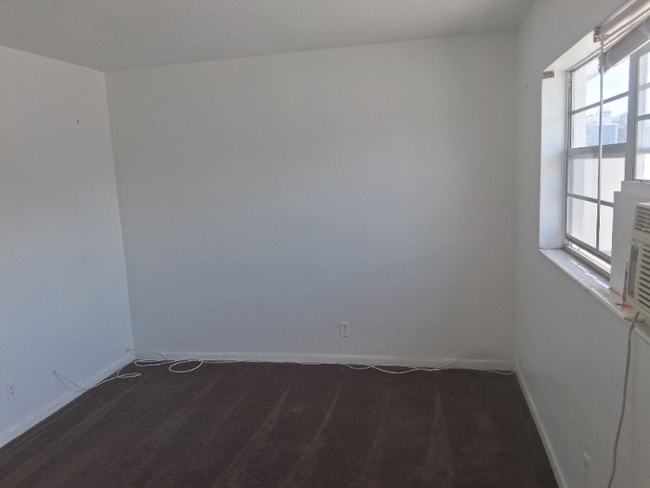 Building Photo - 604 SE 14th Ct