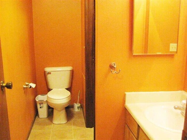 Building Photo - Spacious 2 bed 1 bathroom Condominium
