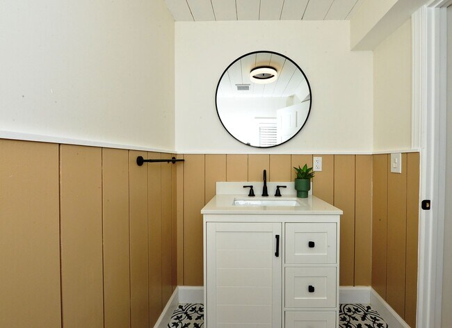 Building Photo - 817 Englewood Dr