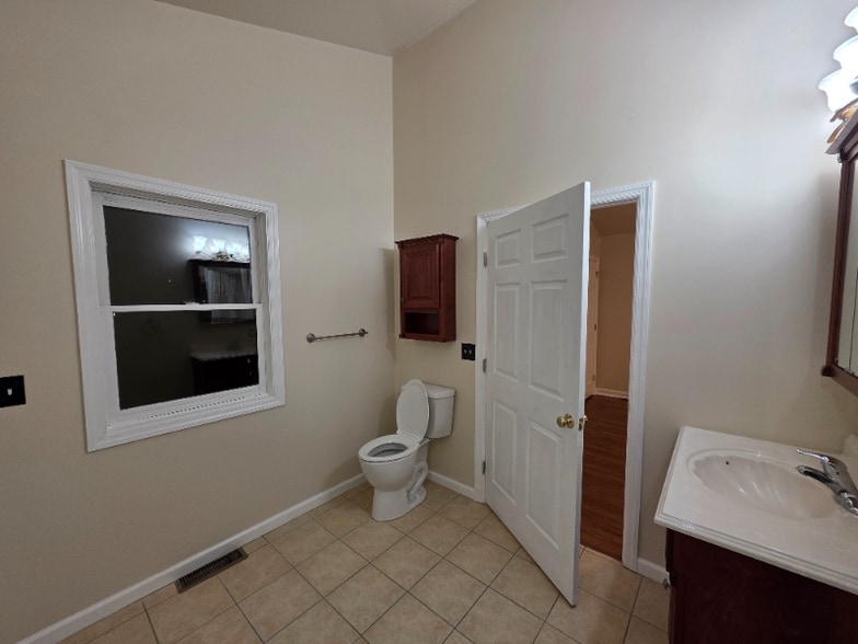 Building Photo - 180 Lakewood Dr