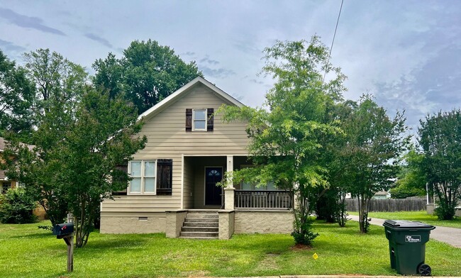 Building Photo - Charming 3 Bedroom 3 Bath Available Fall 2...