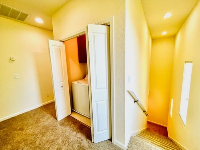 Building Photo - Gorgeous 3BD/2.5BA Tri-Level Townhouse- Ga...