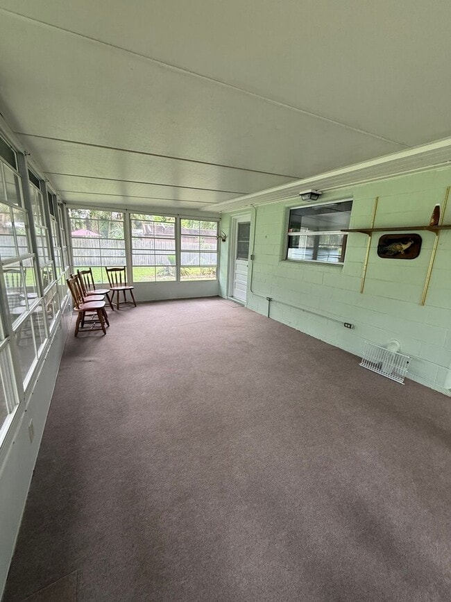 Building Photo - Two Bedroom Charmer