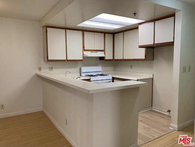 Building Photo - 420 S Harvard Blvd