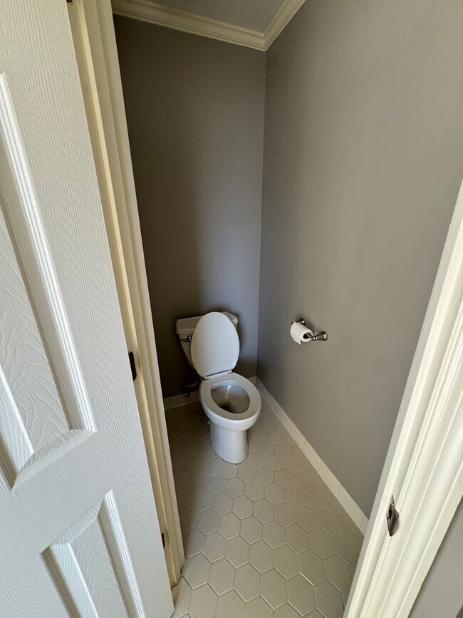 Building Photo - ** AVAILABLE NOW ** in Waterford Subdivision