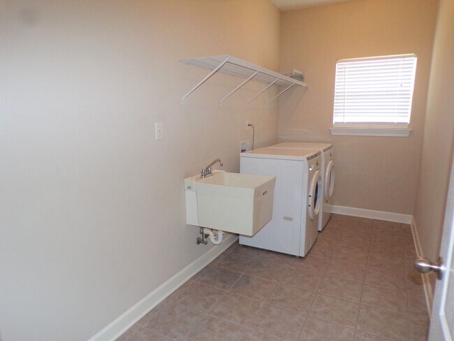 Building Photo - Spacious 3 Bed/2 Bath Home on Wooded Lot